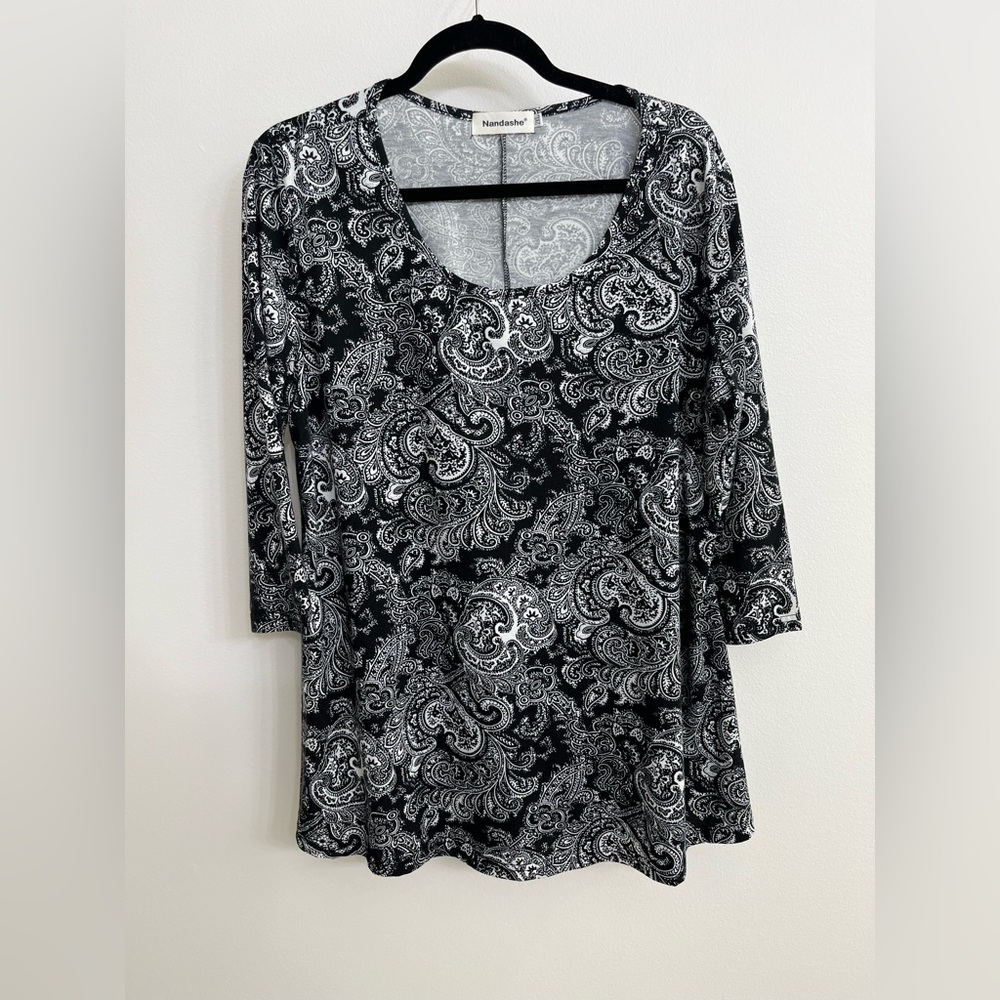 EUC Women’s 2X Black & White Paisley Scoop Neck Tunic with 3/4 sleeves